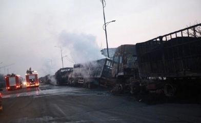 「现场视频」一车爆炸引燃多车,今晨张家口化工厂爆炸已致22死22伤
